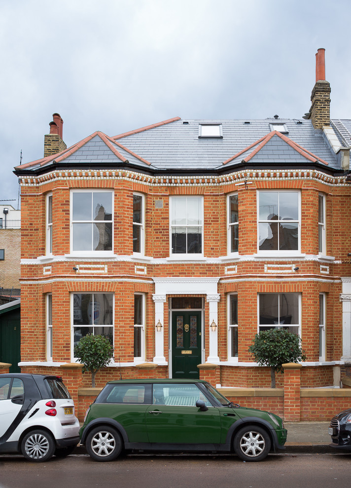 ロンドンにあるヴィクトリアン調のおしゃれな家の外観の写真