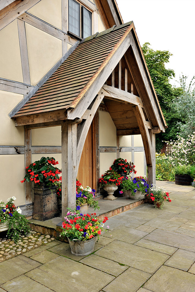 Источник вдохновения для домашнего уюта: частный загородный дом в стиле шебби-шик с двускатной крышей и черепичной крышей