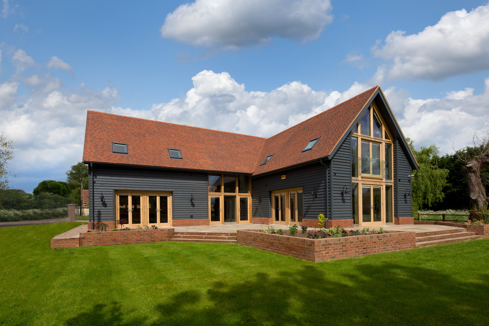 Großes, Zweistöckiges Landhausstil Einfamilienhaus mit schwarzer Fassadenfarbe und Satteldach in Buckinghamshire