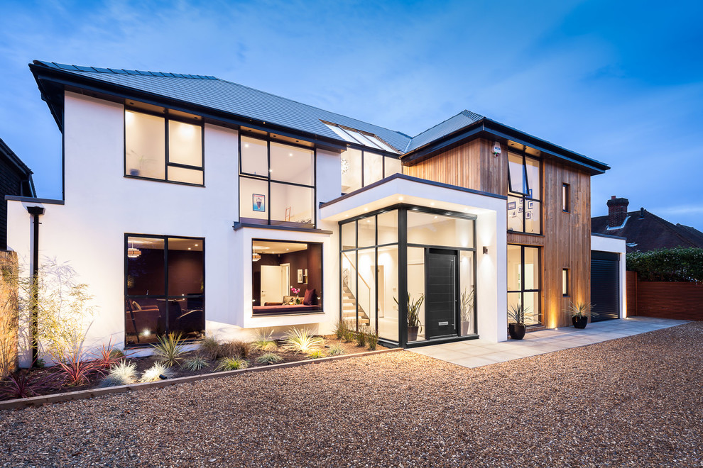 Modernes Haus mit Mix-Fassade, beiger Fassadenfarbe und Walmdach in Surrey