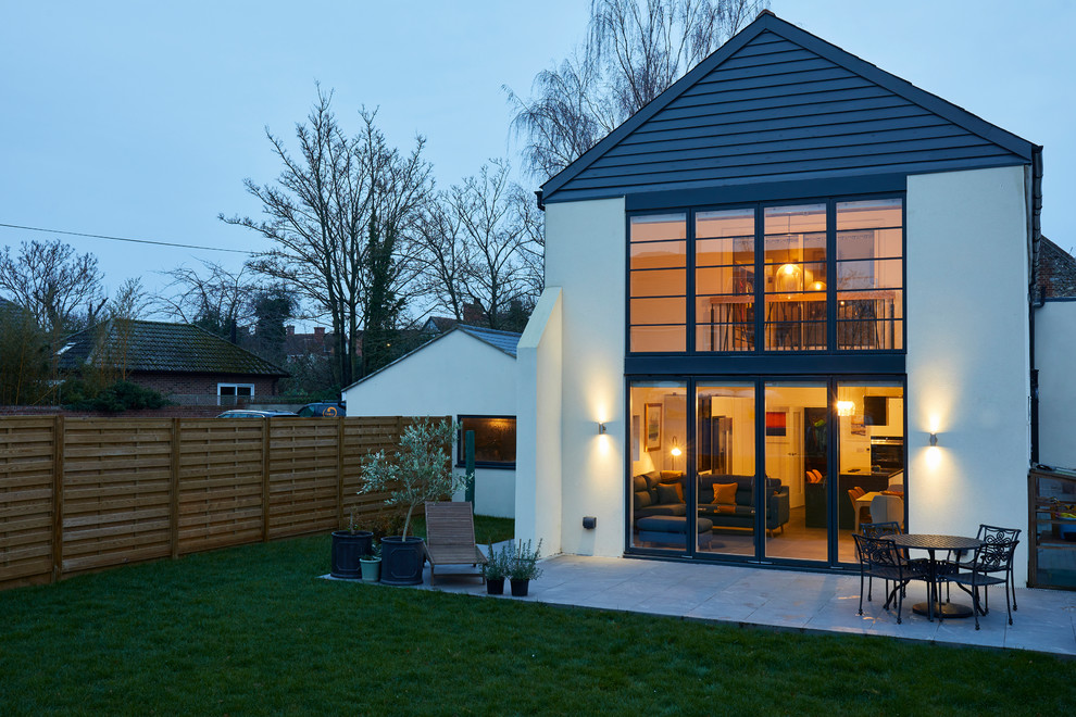 Zweistöckiges Modernes Einfamilienhaus mit Metallfassade, weißer Fassadenfarbe und Satteldach in Sonstige