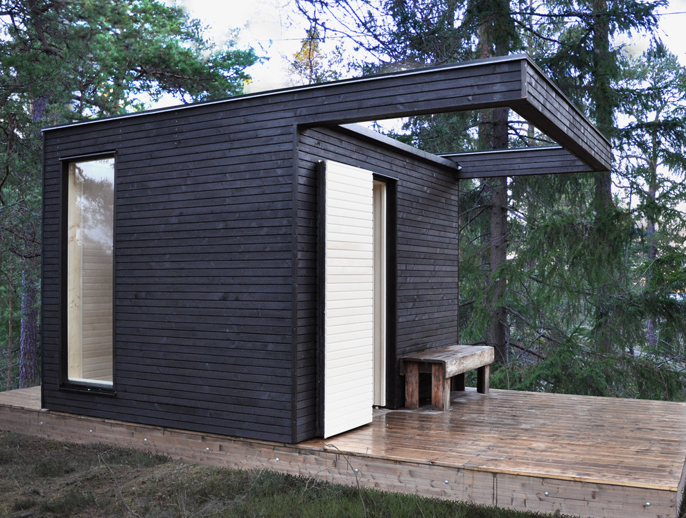 Ispirazione per la facciata di una casa piccola nera contemporanea a un piano con rivestimento in legno e tetto piano