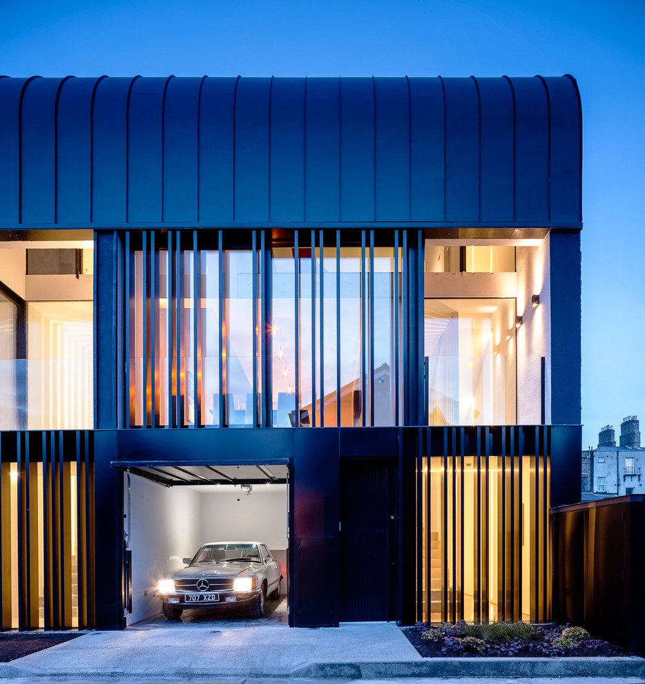 Réalisation d'une façade de maison métallique design de taille moyenne et à un étage.