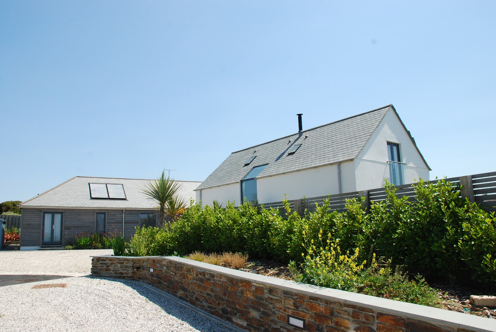 Maritimes Haus mit weißer Fassadenfarbe in Cornwall