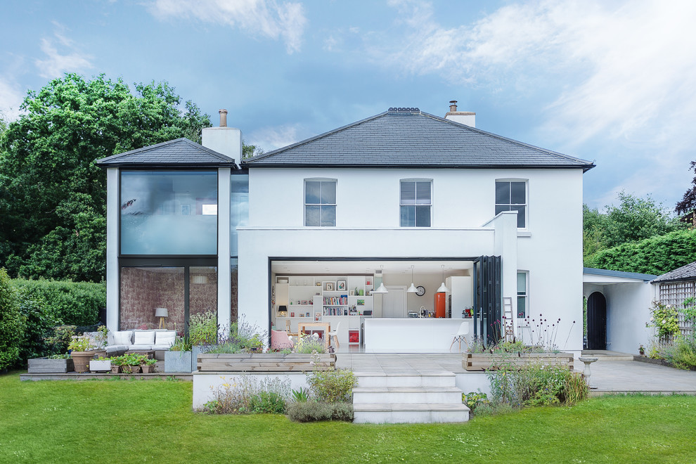 Zweistöckiges, Großes Modernes Einfamilienhaus mit Putzfassade, weißer Fassadenfarbe, Walmdach und Ziegeldach in Hampshire
