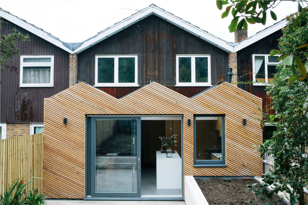 Идея дизайна: маленький, одноэтажный, деревянный, коричневый таунхаус в стиле модернизм с двускатной крышей и металлической крышей для на участке и в саду