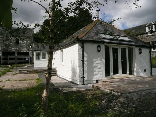 Kleines Country Haus mit Putzfassade und weißer Fassadenfarbe in Sonstige