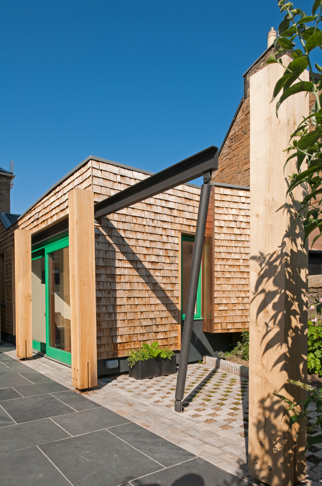 This is an example of a contemporary house exterior in Edinburgh.