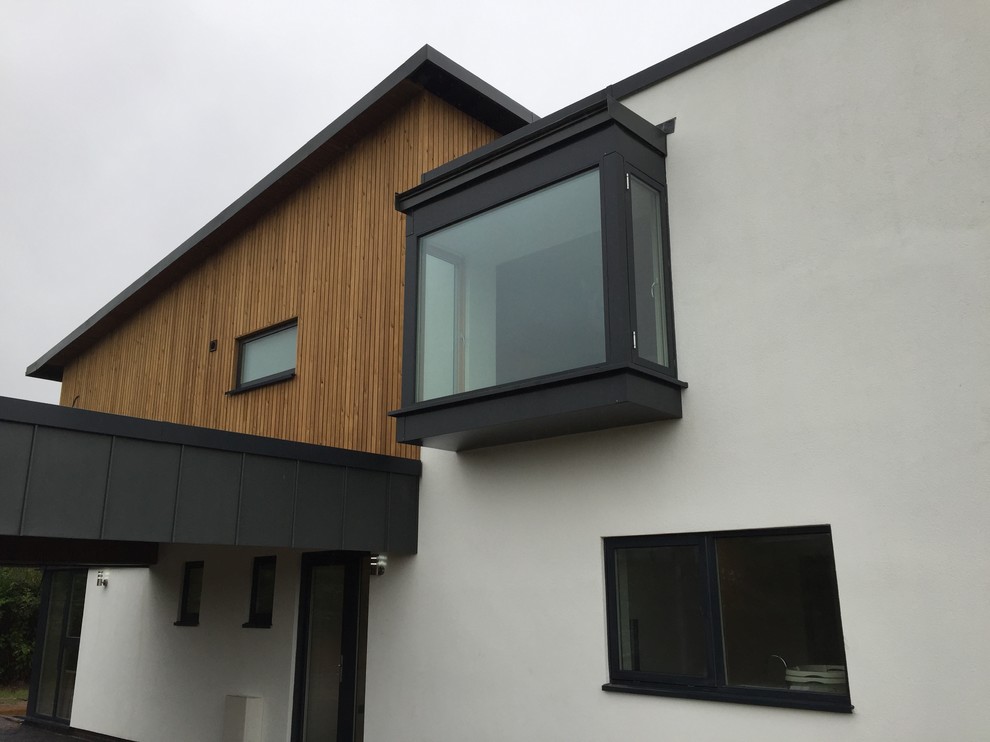 Idées déco pour une façade de maison blanche scandinave en bois de taille moyenne et à un étage avec un toit à deux pans.