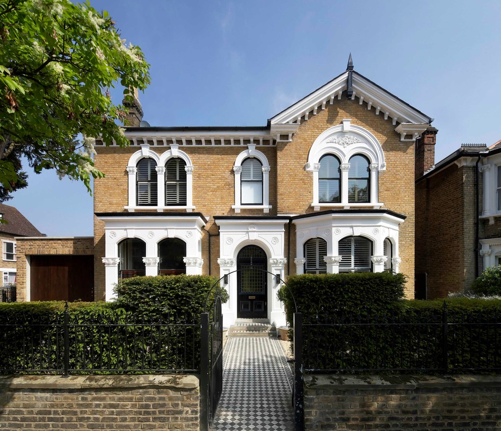 ロンドンにあるヴィクトリアン調のおしゃれな家の外観 (レンガサイディング) の写真
