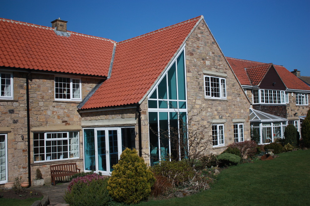 Стильный дизайн: двухэтажный, стеклянный, бежевый дом среднего размера в современном стиле с двускатной крышей - последний тренд
