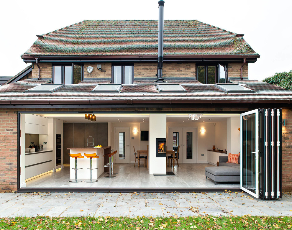 Пример оригинального дизайна: дом среднего размера в современном стиле