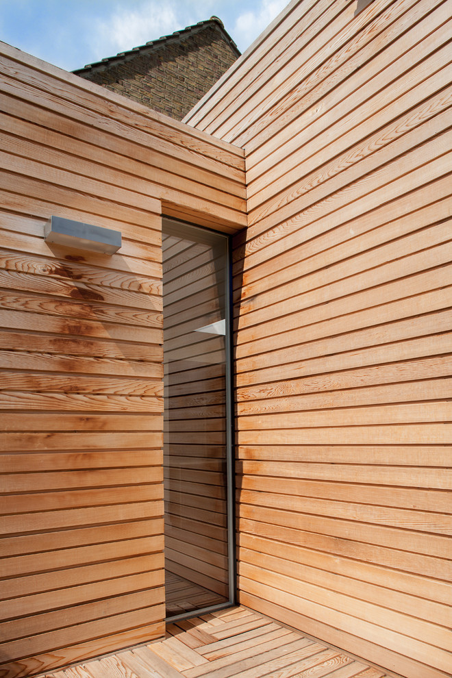 Идея дизайна: одноэтажный, деревянный, коричневый дом среднего размера в современном стиле с плоской крышей