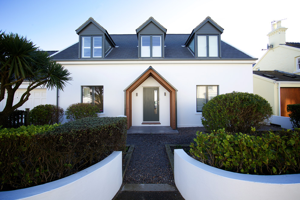 Ejemplo de fachada de casa blanca contemporánea de dos plantas con tejado a dos aguas y tejado de teja de madera