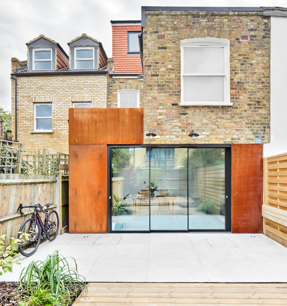 Mittelgroßes, Dreistöckiges Modernes Haus mit Metallfassade und Flachdach in London