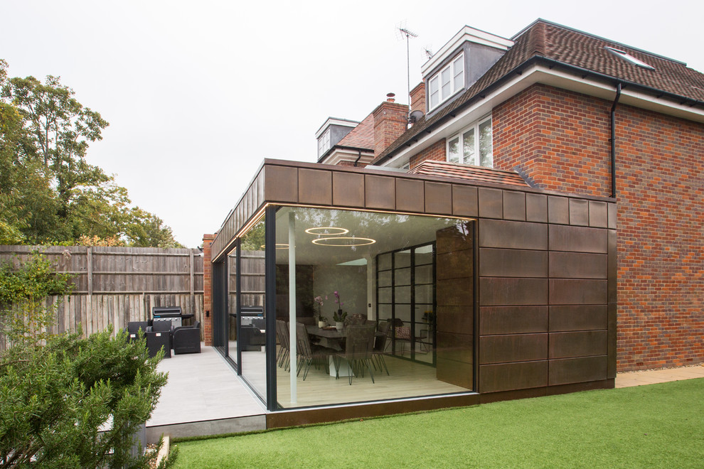 Modernes Einfamilienhaus mit Metallfassade und roter Fassadenfarbe in London