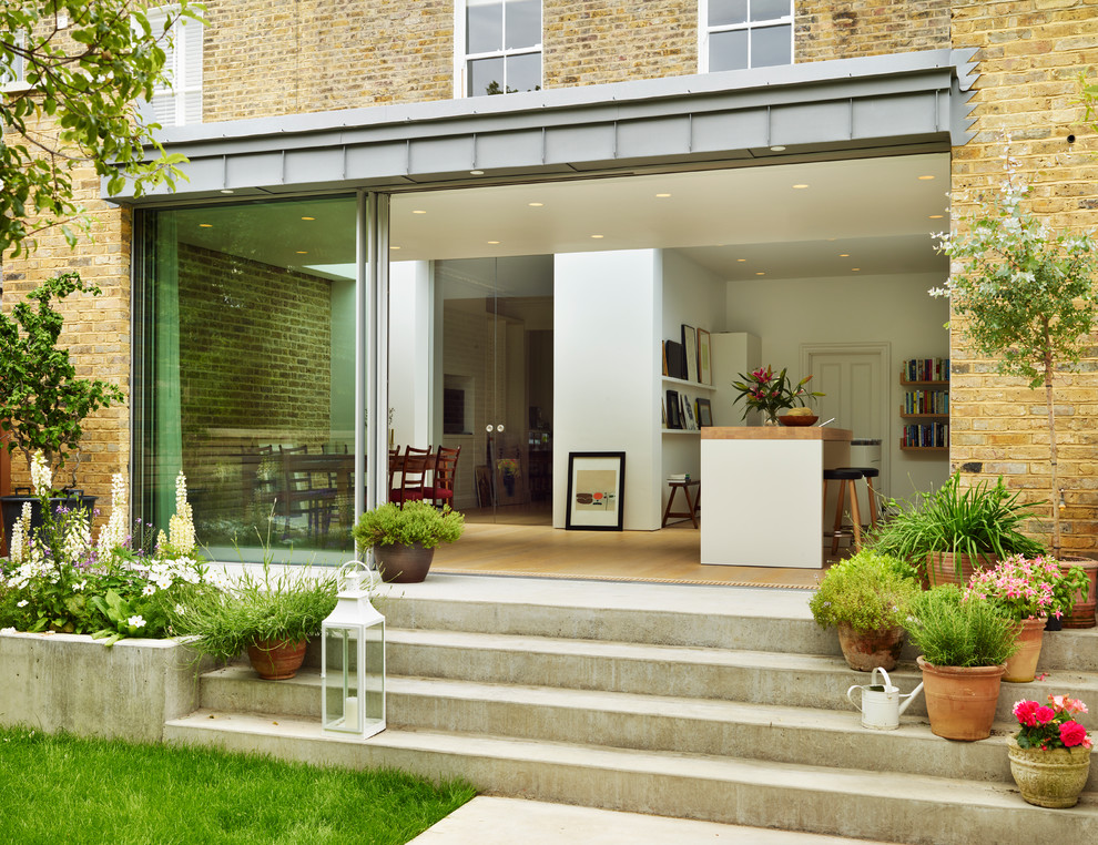Modernes Haus mit Backsteinfassade und beiger Fassadenfarbe in London