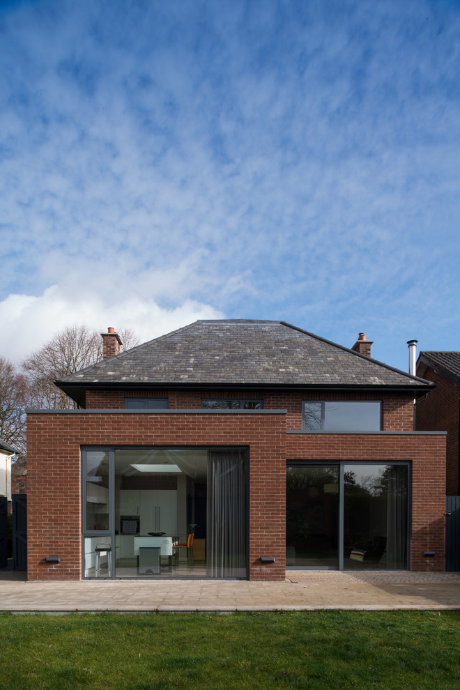 Idee per la facciata di una casa rossa contemporanea a due piani con rivestimento in mattoni e tetto a padiglione