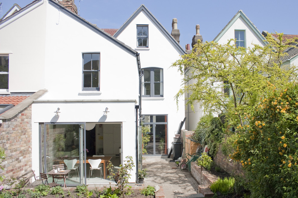 Idées déco pour une façade de maison classique à deux étages et plus.