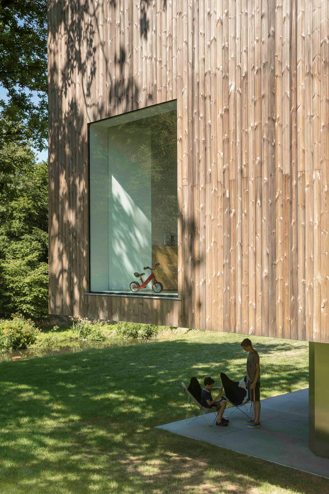 Große, Dreistöckige Moderne Holzfassade Haus mit brauner Fassadenfarbe und Flachdach in London