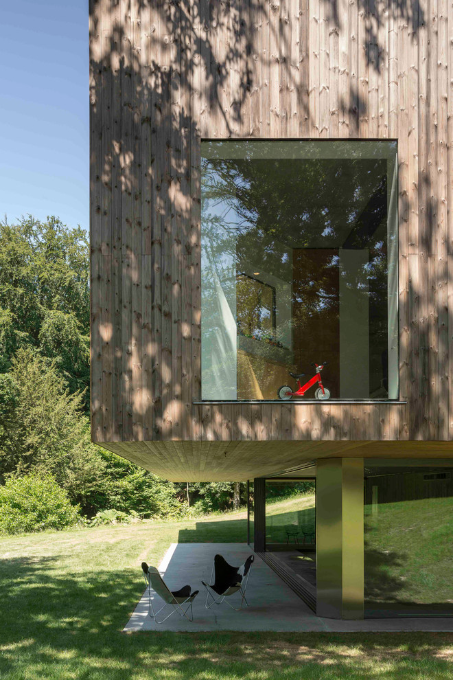 Идея дизайна: большой, трехэтажный, деревянный, коричневый дом в современном стиле с плоской крышей
