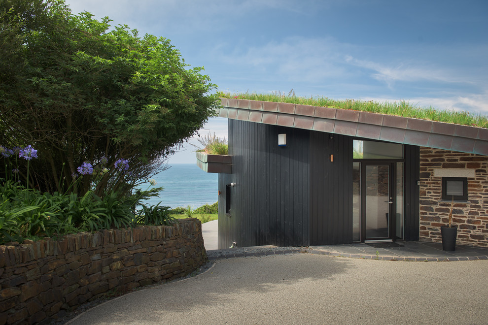 Großes Modernes Haus mit schwarzer Fassadenfarbe in Cornwall