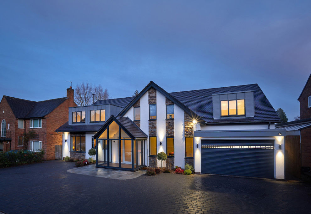 Mittelgroßes, Zweistöckiges Modernes Einfamilienhaus mit Mix-Fassade, bunter Fassadenfarbe, Satteldach und Blechdach in West Midlands