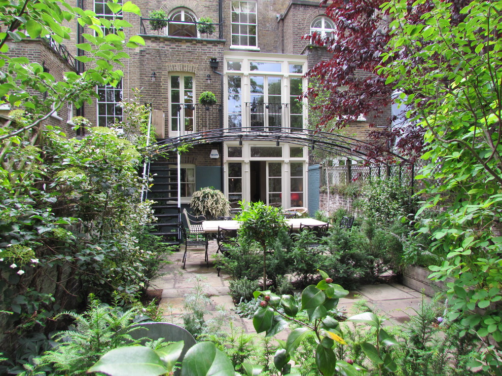 ロンドンにある小さなトラディショナルスタイルのおしゃれな家の外観の写真
