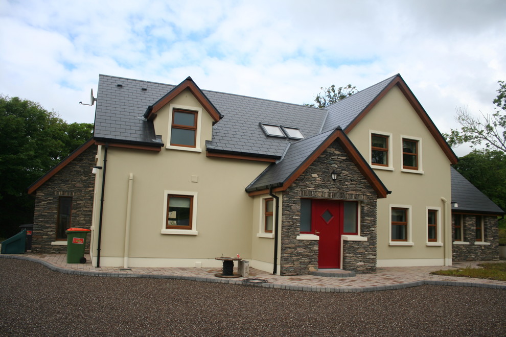 Пример оригинального дизайна: большой, двухэтажный, бежевый дом в стиле модернизм с облицовкой из цементной штукатурки и двускатной крышей
