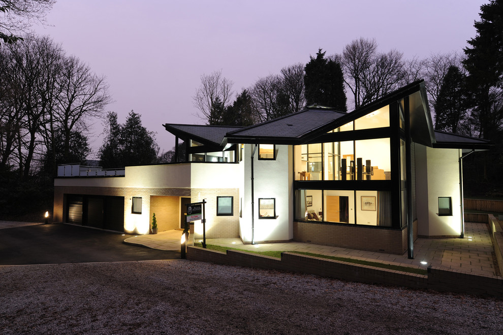 Großes, Zweistöckiges Modernes Haus mit Betonfassade und beiger Fassadenfarbe in Cheshire