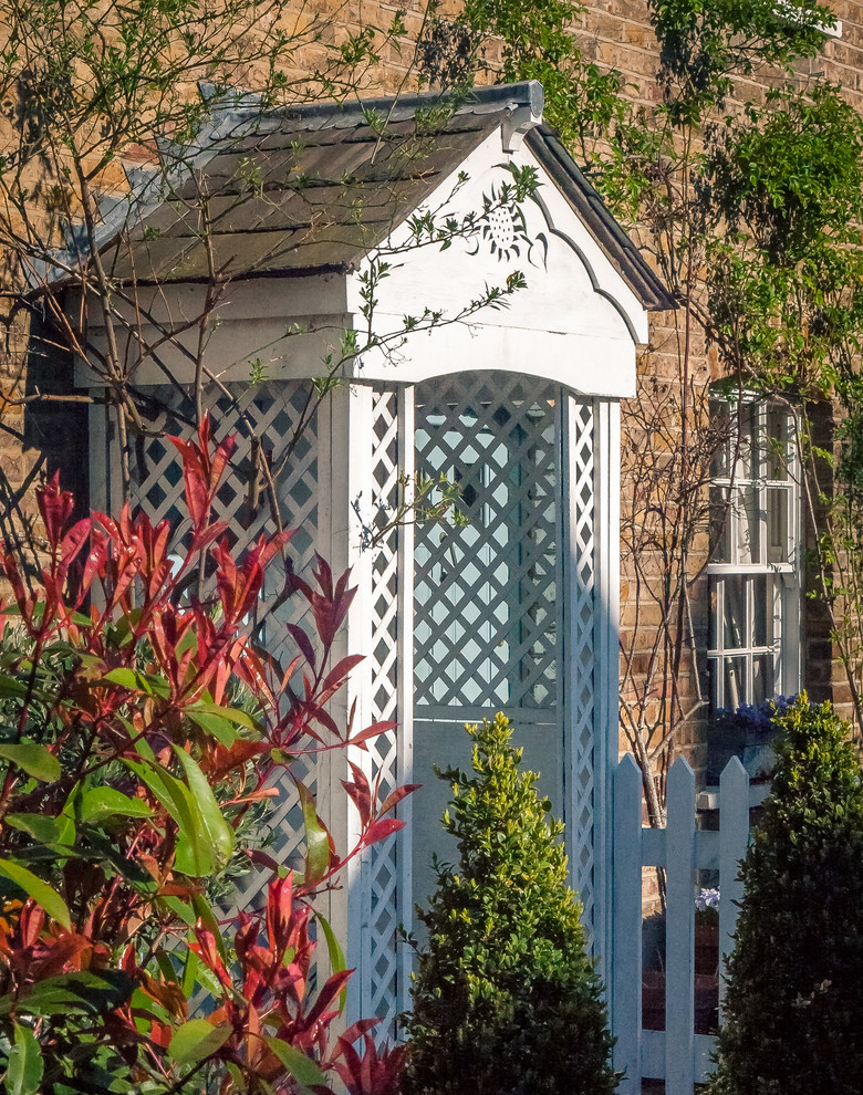 ロンドンにあるお手頃価格の小さなヴィクトリアン調のおしゃれな家の外観 (レンガサイディング、黄色い外壁) の写真