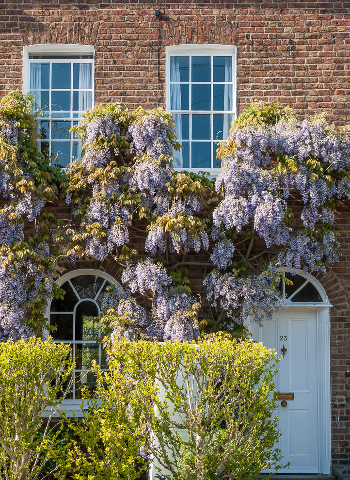 Kleines, Zweistöckiges Klassisches Haus mit Backsteinfassade und gelber Fassadenfarbe in Berkshire