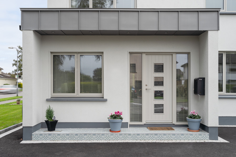 Mittelgroßes, Einstöckiges Modernes Haus mit weißer Fassadenfarbe und Flachdach in Dublin