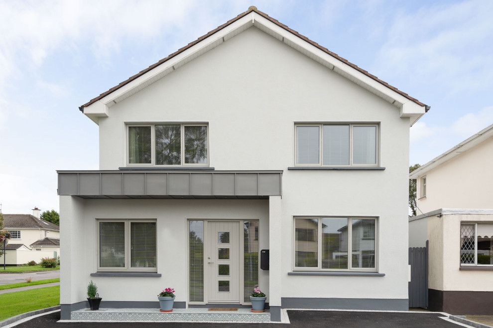 Modelo de fachada de casa bifamiliar gris minimalista de tamaño medio de una planta con revestimiento de madera y tejado a dos aguas