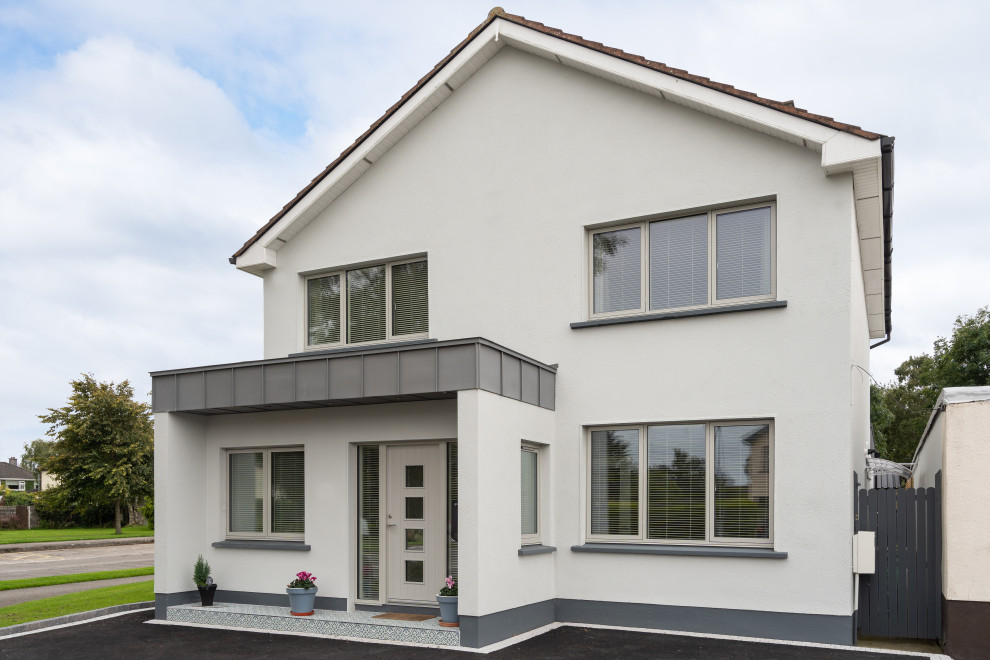 Foto de fachada de casa bifamiliar gris minimalista de tamaño medio de una planta con revestimiento de madera y tejado a dos aguas
