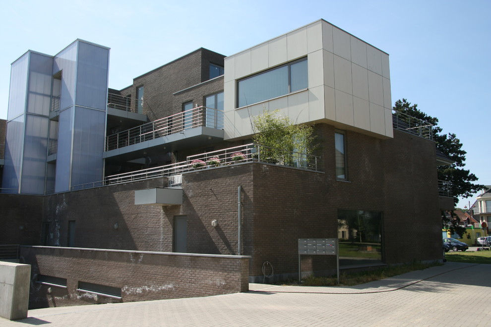 Пример оригинального дизайна: большой, трехэтажный, кирпичный, коричневый дом в современном стиле с полувальмовой крышей