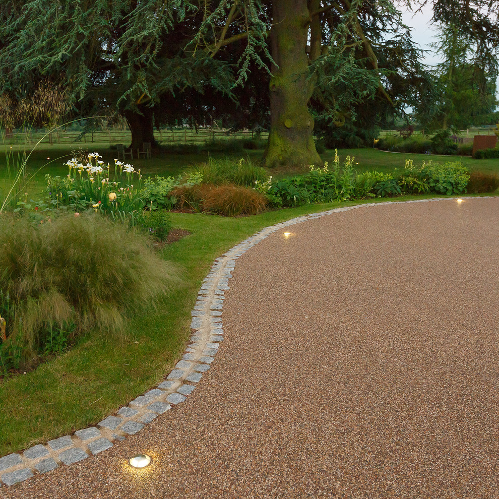 Photo of an expansive traditional garden in Hertfordshire.
