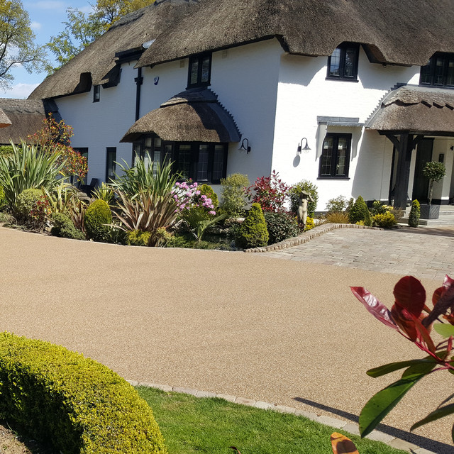 Resin bound gravel drive Orpington, Kent Traditional House Exterior