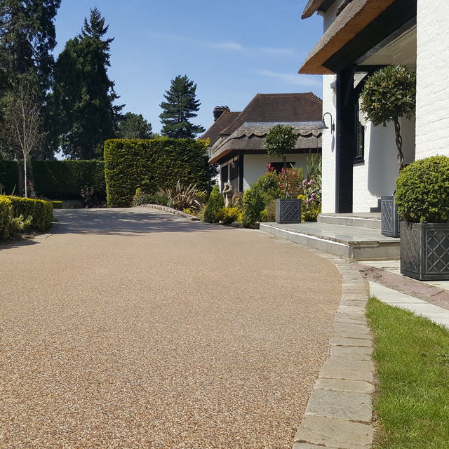 Resin bound gravel drive Orpington, Kent Traditional House Exterior
