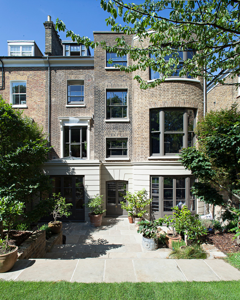 ロンドンにある巨大なトラディショナルスタイルのおしゃれな家の外観 (混合材サイディング) の写真