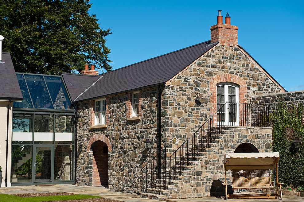 Foto della facciata di una casa rustica in pietra e intonaco