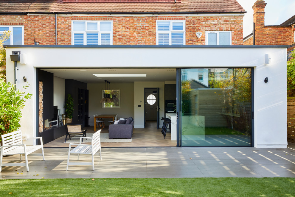 Moderne Doppelhaushälfte mit Putzfassade, weißer Fassadenfarbe und Flachdach in Surrey