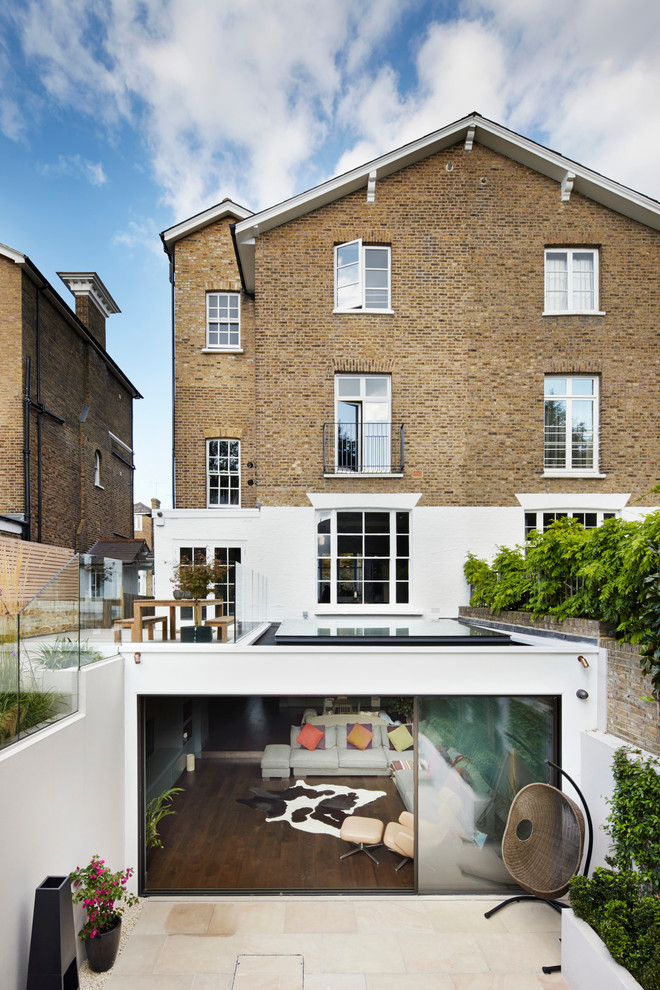 ロンドンにある高級なコンテンポラリースタイルのおしゃれな大きな家の写真