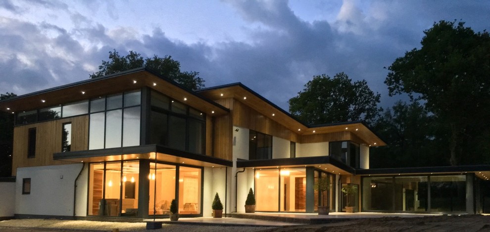 Foto della facciata di una casa moderna a due piani con rivestimento in vetro
