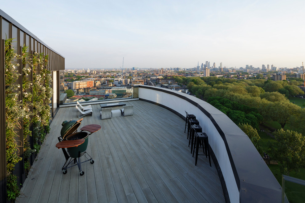 Mittelgroßes, Einstöckiges Modernes Haus mit Metallfassade, grauer Fassadenfarbe und Flachdach in London