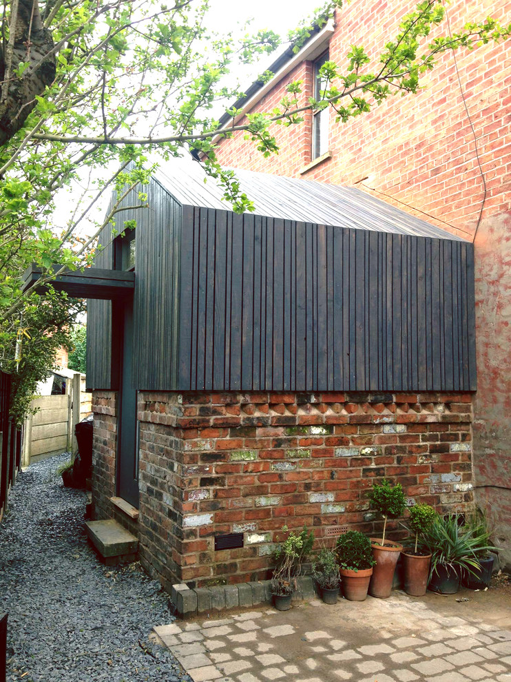 Стильный дизайн: маленький, одноэтажный частный загородный дом в стиле неоклассика (современная классика) с комбинированной облицовкой, двускатной крышей и крышей из смешанных материалов для на участке и в саду - последний тренд