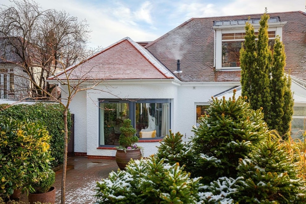 Foto de fachada de casa blanca minimalista pequeña con revestimiento de estuco, tejado a cuatro aguas y tejado de teja de barro