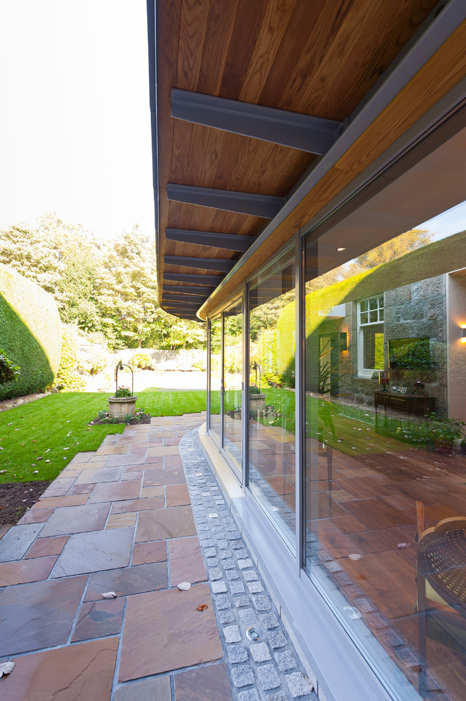 Свежая идея для дизайна: маленький, одноэтажный, стеклянный, серый дом в современном стиле для на участке и в саду - отличное фото интерьера