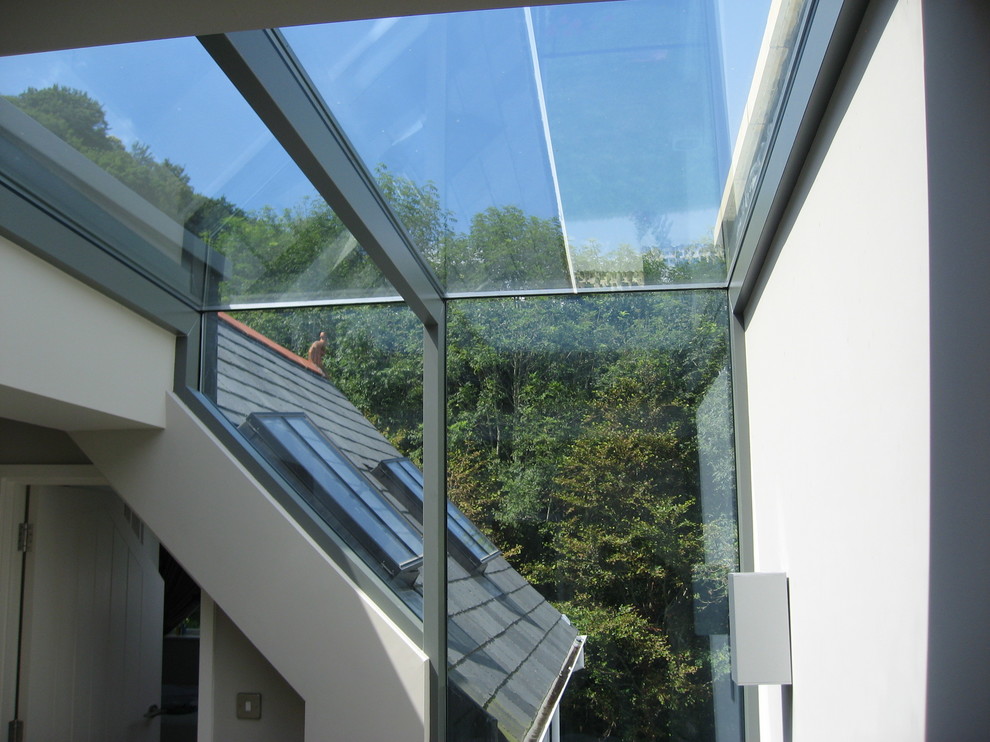 Источник вдохновения для домашнего уюта: маленький, стеклянный частный загородный дом в стиле модернизм с двускатной крышей для на участке и в саду