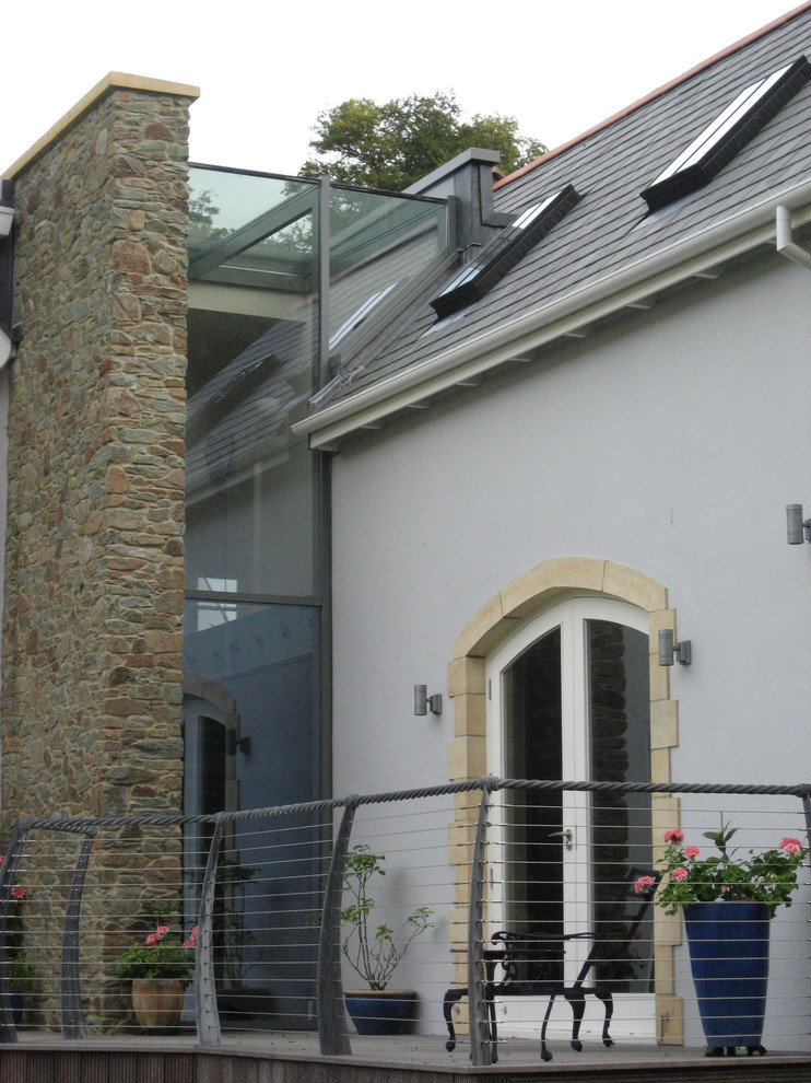 Esempio della villa piccola moderna con tetto a capanna e rivestimento in vetro